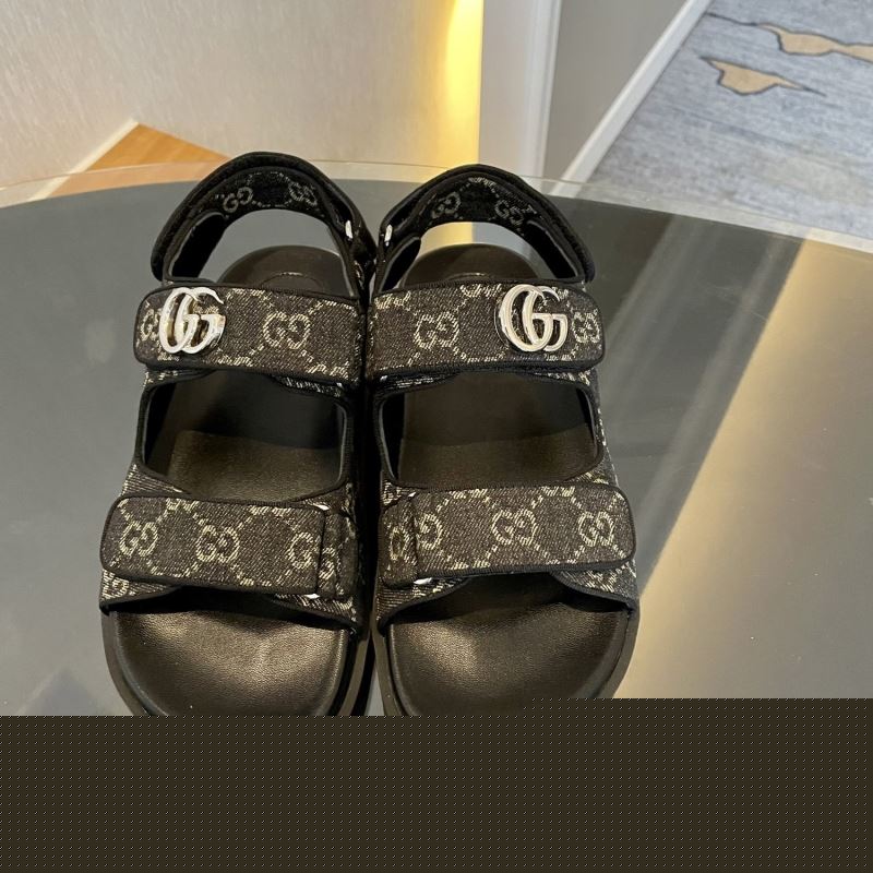 G*u*i sandals